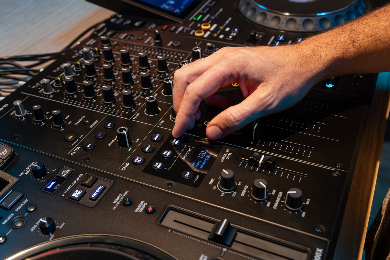 Alphatheta Djm-v5 - Mixer DJ - Variation 13