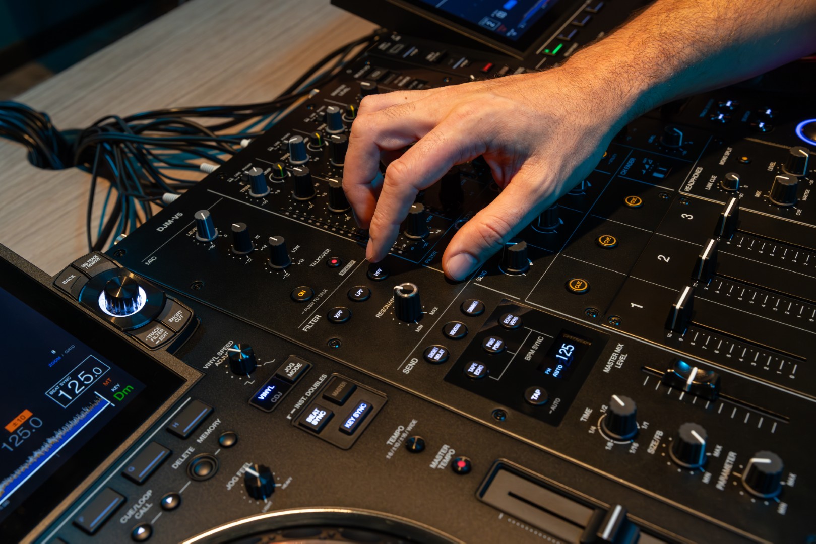 Alphatheta Djm-v5 - Mixer DJ - Variation 15