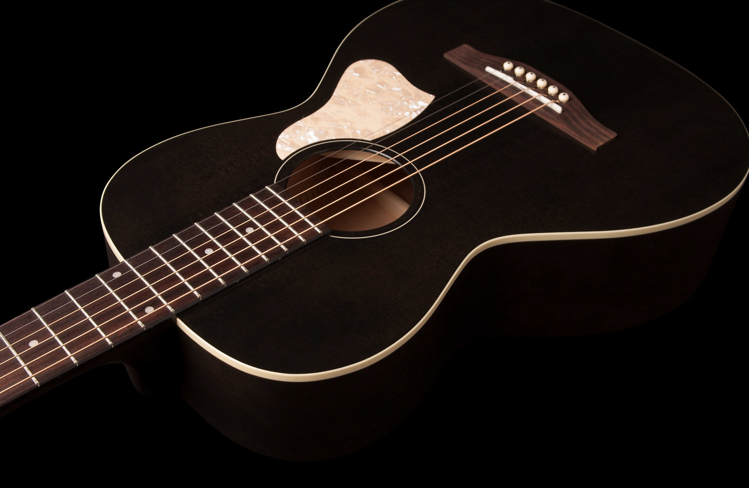 Art Et Lutherie Roadhouse Parlor Epicea Merisier - Faded Black - Guitarra acústica & electro - Variation 2