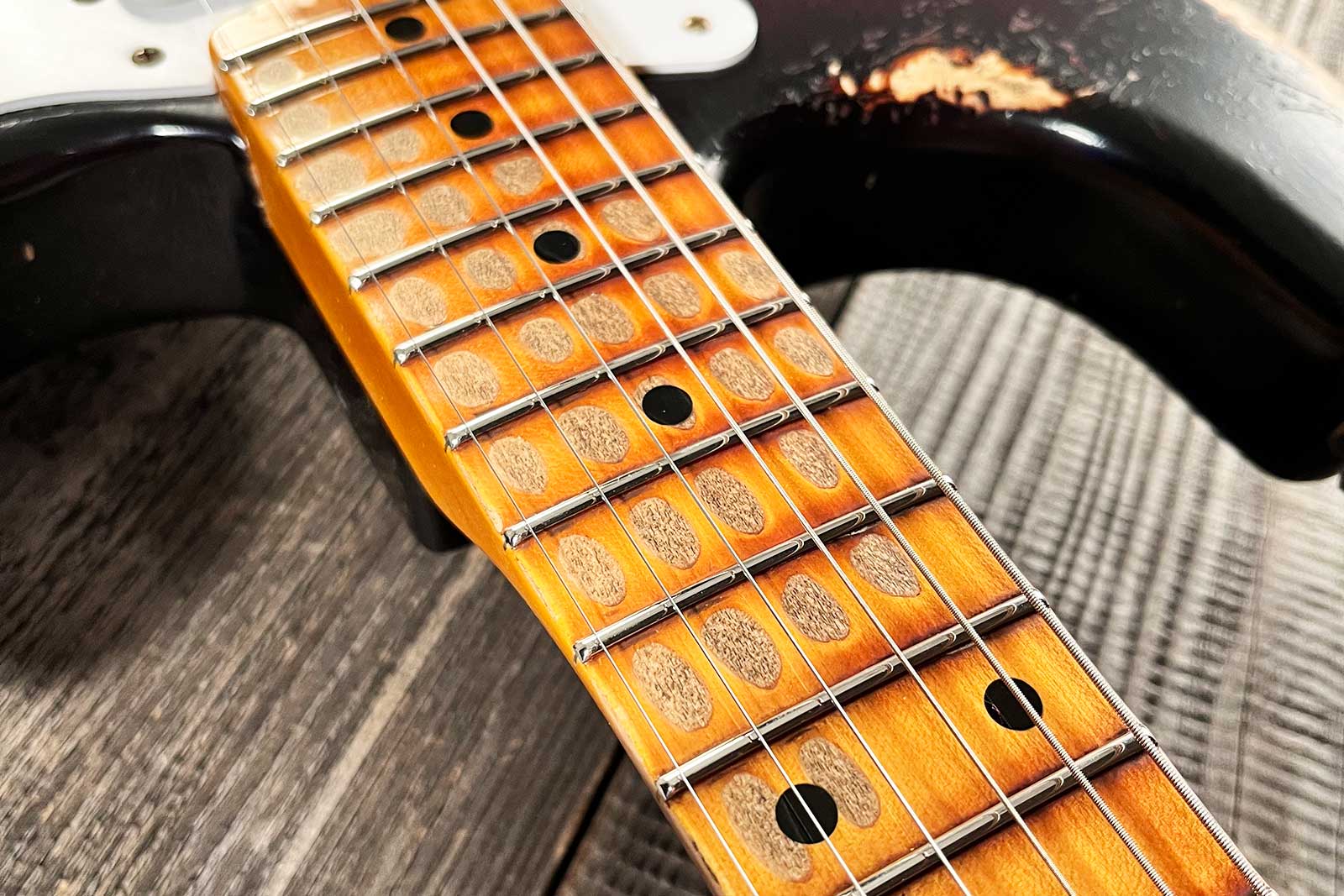 Fender Custom Shop Strat 1954 70th Anniv. 3s Trem Mn #xn4324 - Heavy Relic Wide Fade 2-color Sunburst - Guitarra eléctrica con forma de str. - Variati