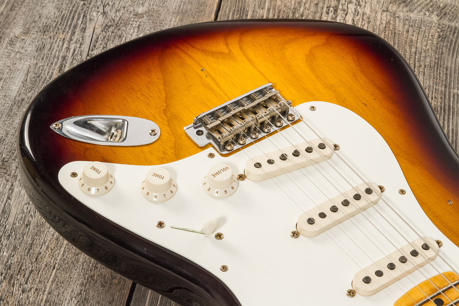 Fender Custom Shop Strat 1955 3s Trem Mn #r130058 - Journeyman Relic 2-color Sunburst - Guitarra eléctrica con forma de str. - Variation 4