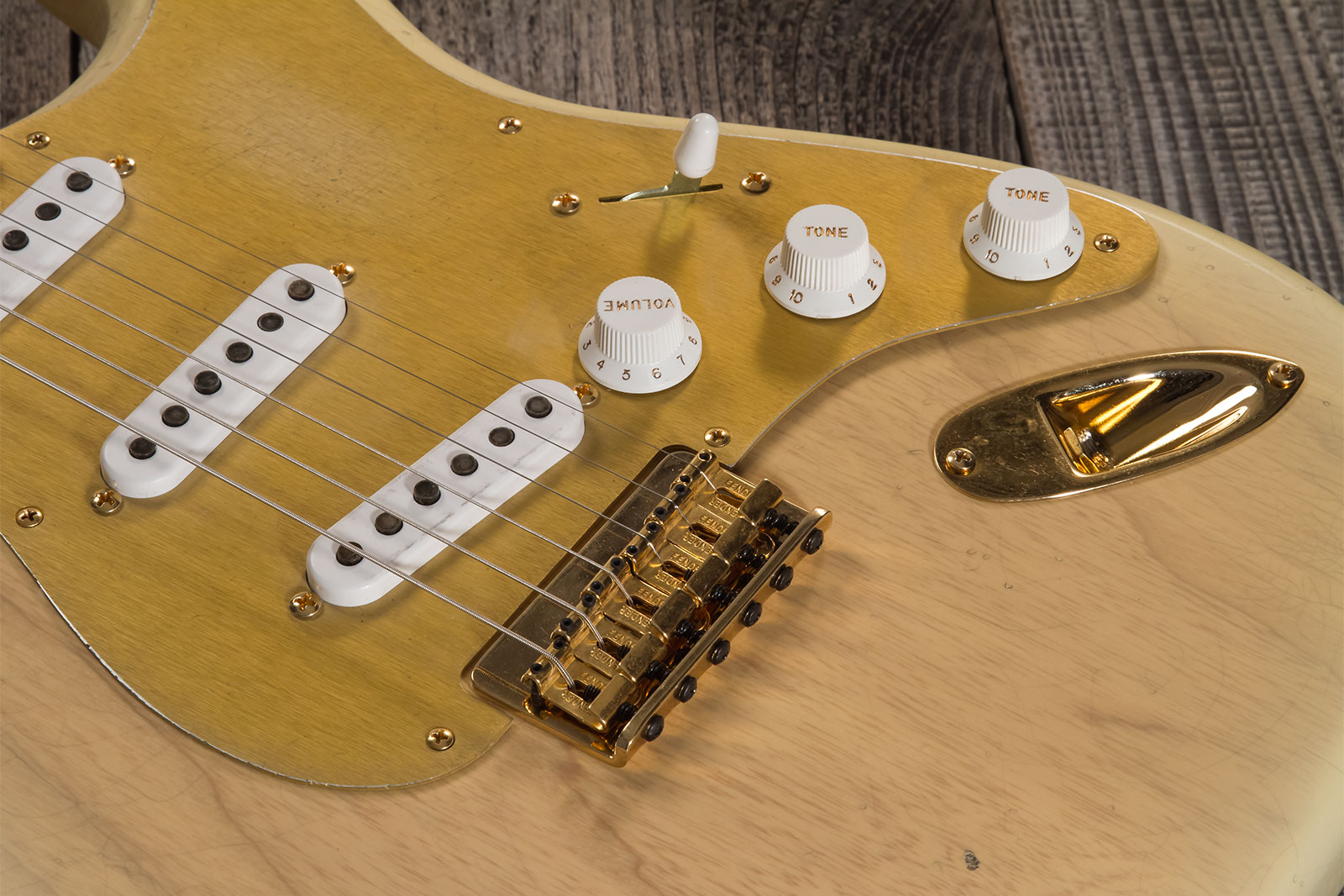 Fender Custom Shop Strat 1955 Hardtail Gold Hardware 3s Trem Mn #cz568215 - Journeyman Relic Natural Blonde - Guitarra eléctrica con forma de str. - V