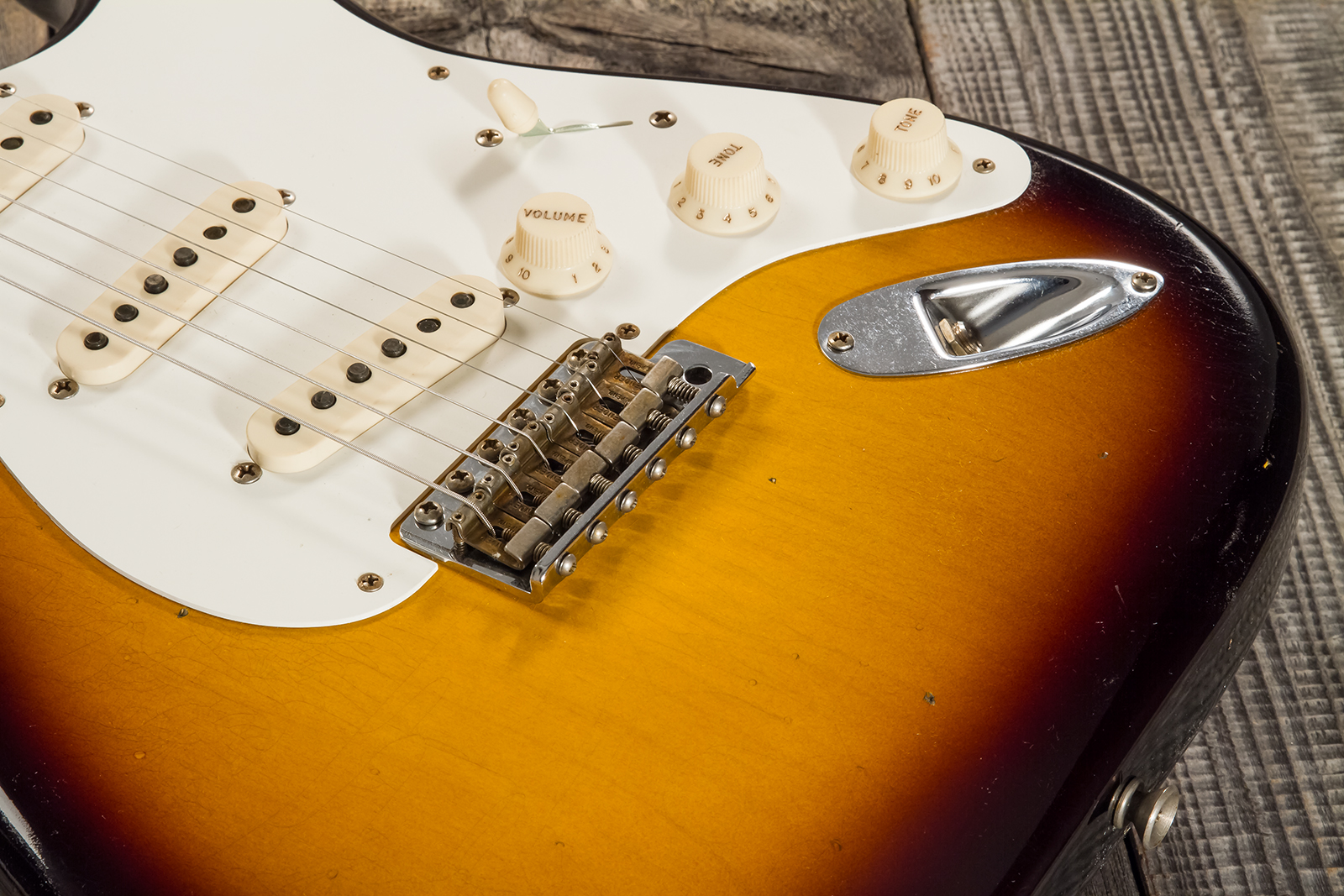 Fender Custom Shop Strat 1956 3s Trem Mn #cz570281 - Journeyman Relic Aged 2-color Sunburst - Guitarra eléctrica con forma de str. - Variation 4