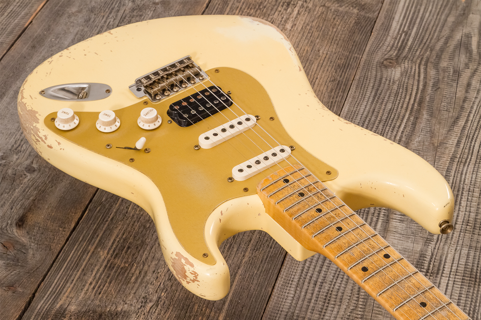 Fender Custom Shop Strat 1956 Hss Trem Mn #r143989 - Relic Vintage White - Guitarra eléctrica con forma de str. - Variation 2