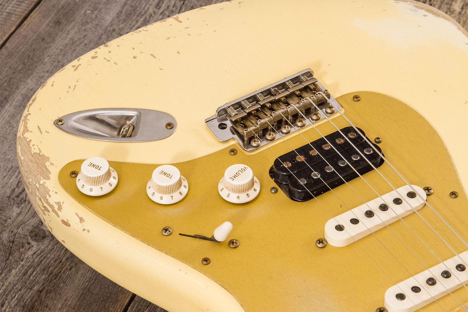 Fender Custom Shop Strat 1956 Hss Trem Mn #r143989 - Relic Vintage White - Guitarra eléctrica con forma de str. - Variation 3