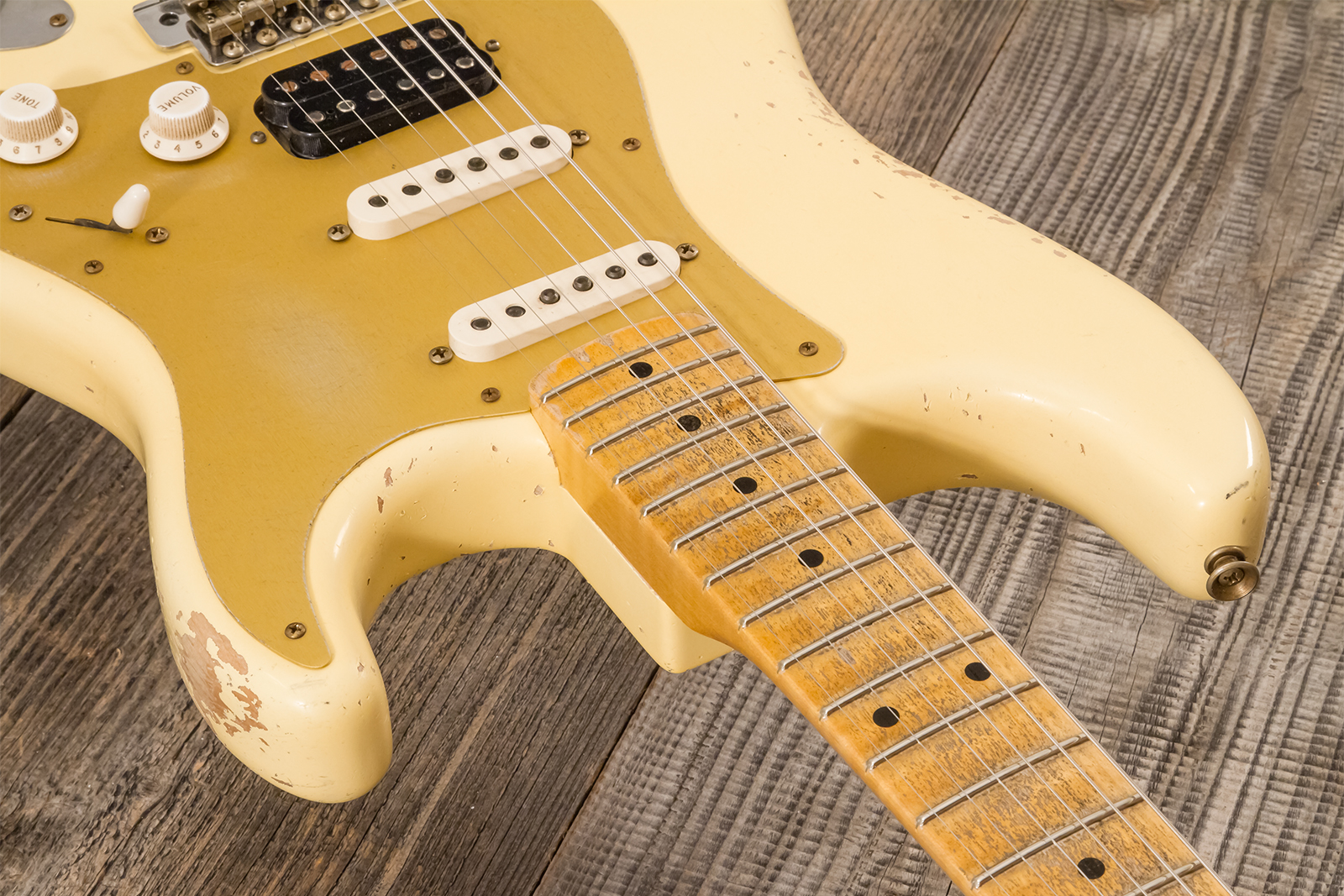 Fender Custom Shop Strat 1956 Hss Trem Mn #r143989 - Relic Vintage White - Guitarra eléctrica con forma de str. - Variation 4