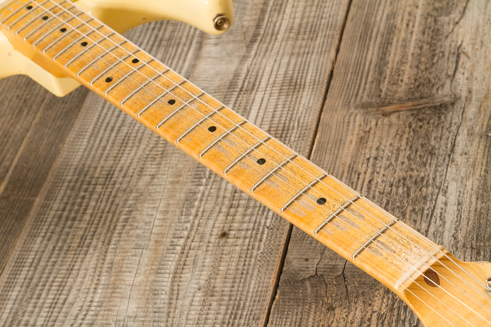 Fender Custom Shop Strat 1956 Hss Trem Mn #r143989 - Relic Vintage White - Guitarra eléctrica con forma de str. - Variation 5