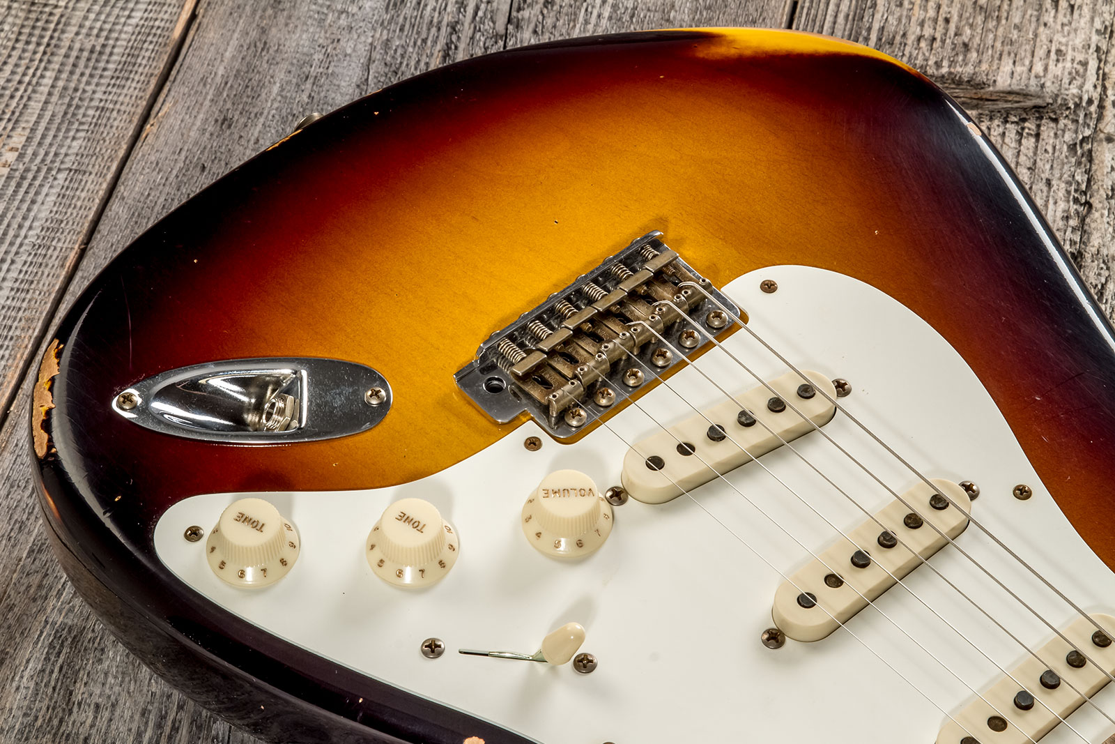 Fender Custom Shop Strat 1957 3s Trem Mn #cz575421 - Relic 2-color Sunburst - Guitarra eléctrica con forma de str. - Variation 3