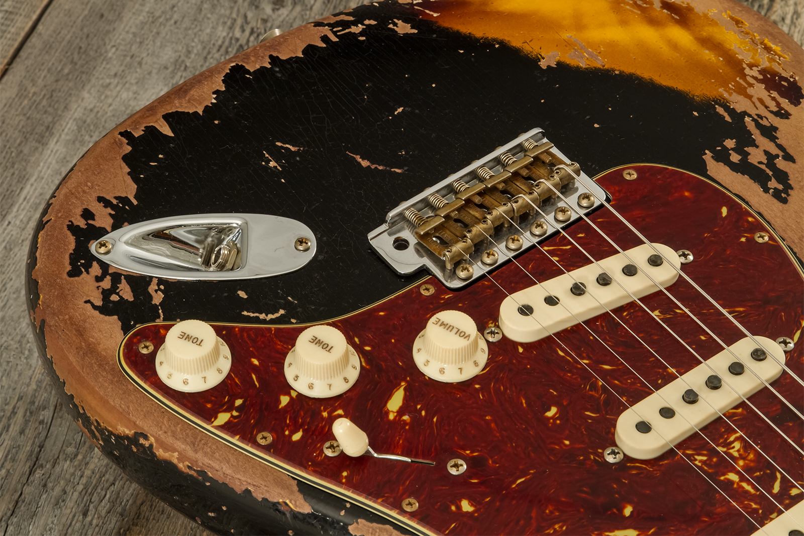 Fender Custom Shop Strat 1960 Roasted 3s Trem Rw #cz581210 - Super Heavy Relic Black O. 2-color Sunburst - Guitarra eléctrica con forma de str. - Vari