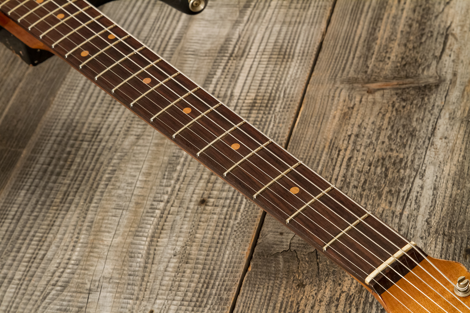 Fender Custom Shop Strat 1960 Roasted 3s Trem Rw #cz581210 - Super Heavy Relic Black O. 2-color Sunburst - Guitarra eléctrica con forma de str. - Vari