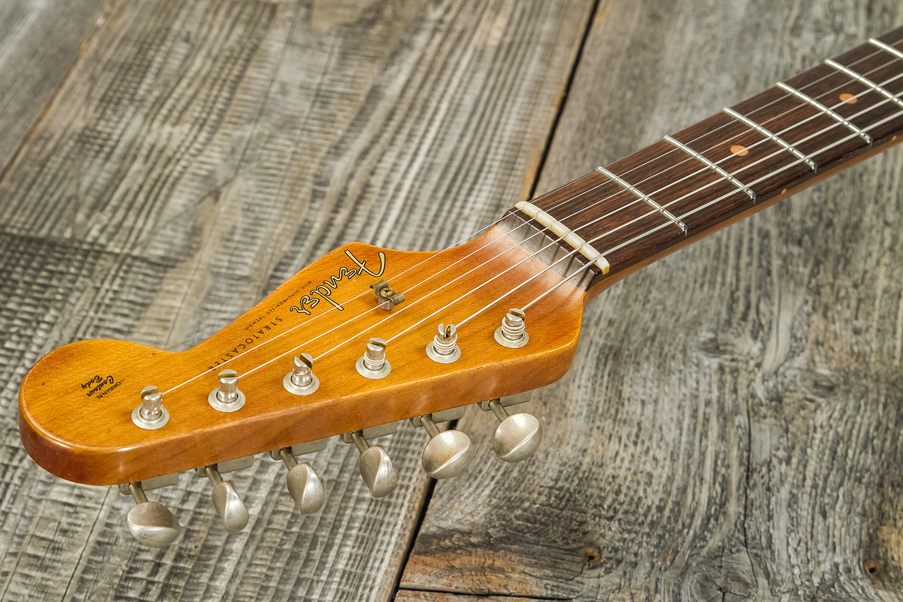 Fender Custom Shop Strat 1961 3s Trem Rw #cz563376 - Heavy Relic Vintage White/3-color Sunburst - Guitarra eléctrica con forma de str. - Variation 10