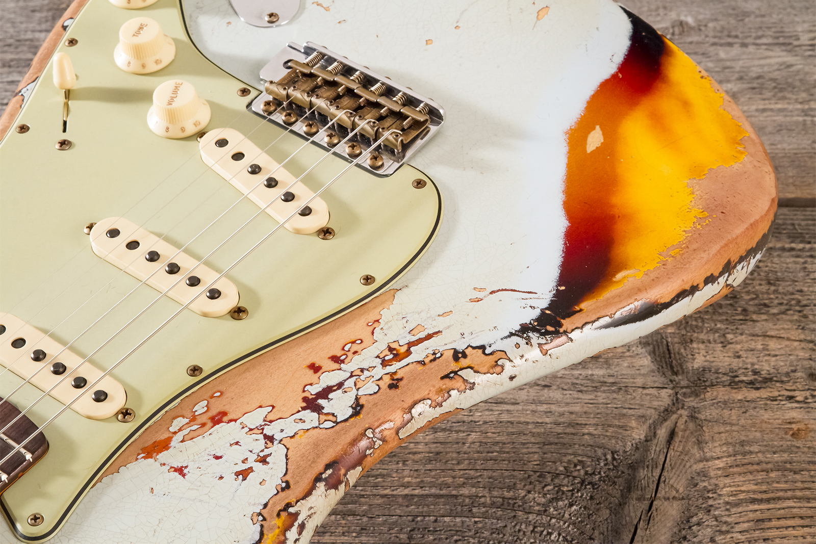 Fender Custom Shop Strat 1961 Bone Tone 3s Trem Rw #cz583129 - Super Heavy Relic Sonic Blue O. 3-color Sunburst - Guitarra eléctrica con forma de str.