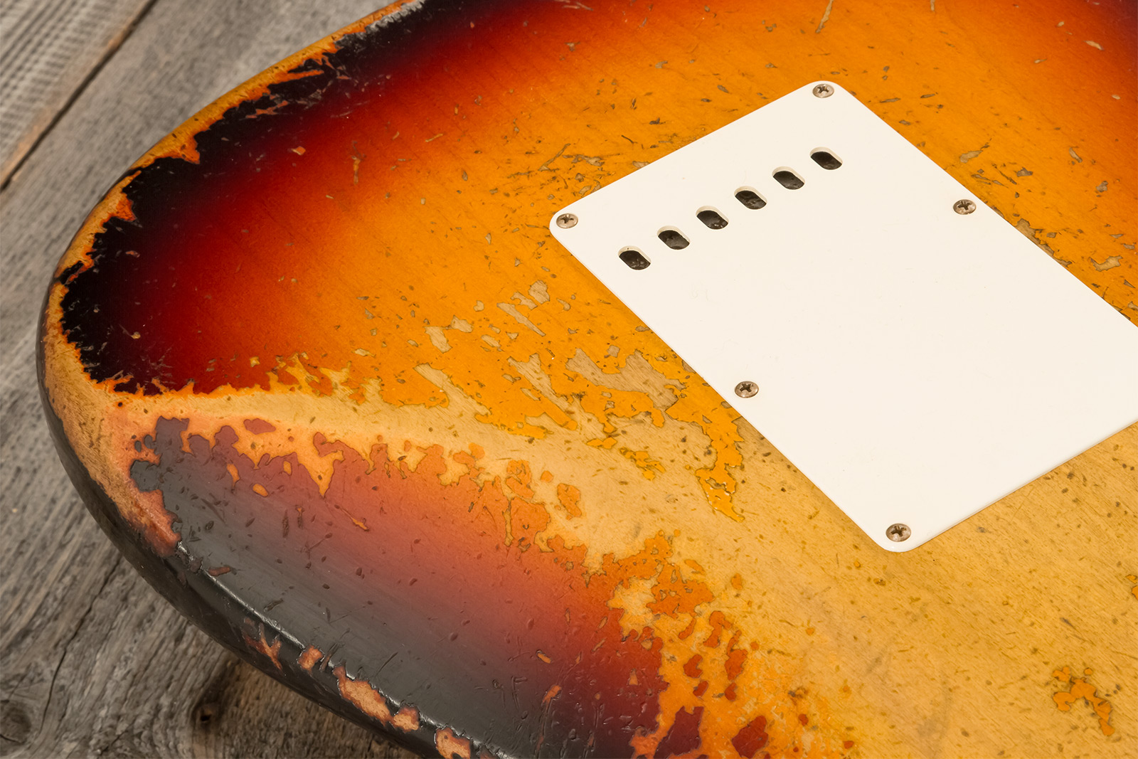 Fender Custom Shop Strat 1961 Masterbuilt D.wilson 3s Trem Rw #cz552177 - Heavy Relic 3-color Sunburst - Guitarra eléctrica con forma de str. - Variat