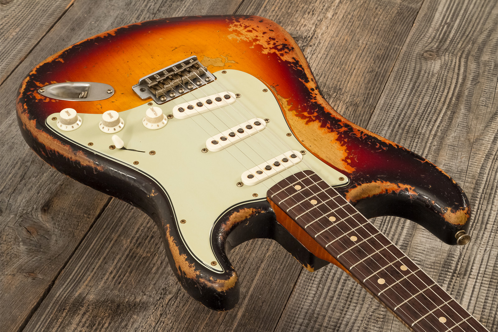 Fender Custom Shop Strat 1961 Masterbuilt D.wilson 3s Trem Rw #cz552177 - Heavy Relic 3-color Sunburst - Guitarra eléctrica con forma de str. - Variat
