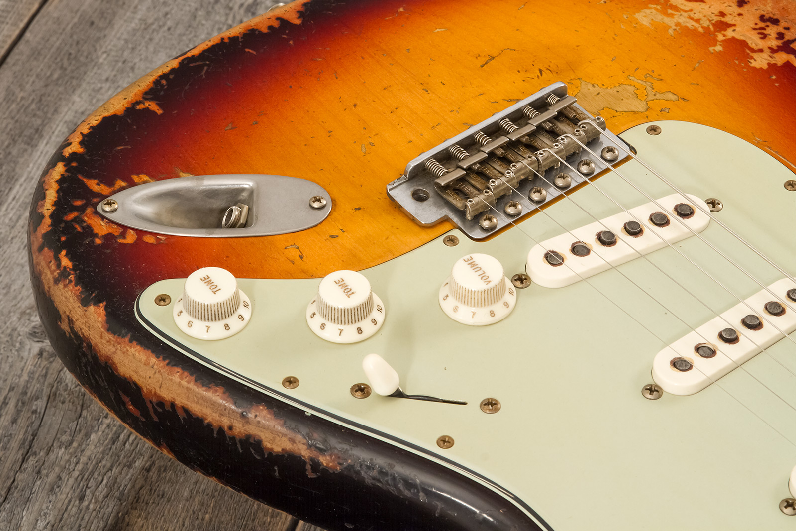 Fender Custom Shop Strat 1961 Masterbuilt D.wilson 3s Trem Rw #cz552177 - Heavy Relic 3-color Sunburst - Guitarra eléctrica con forma de str. - Variat