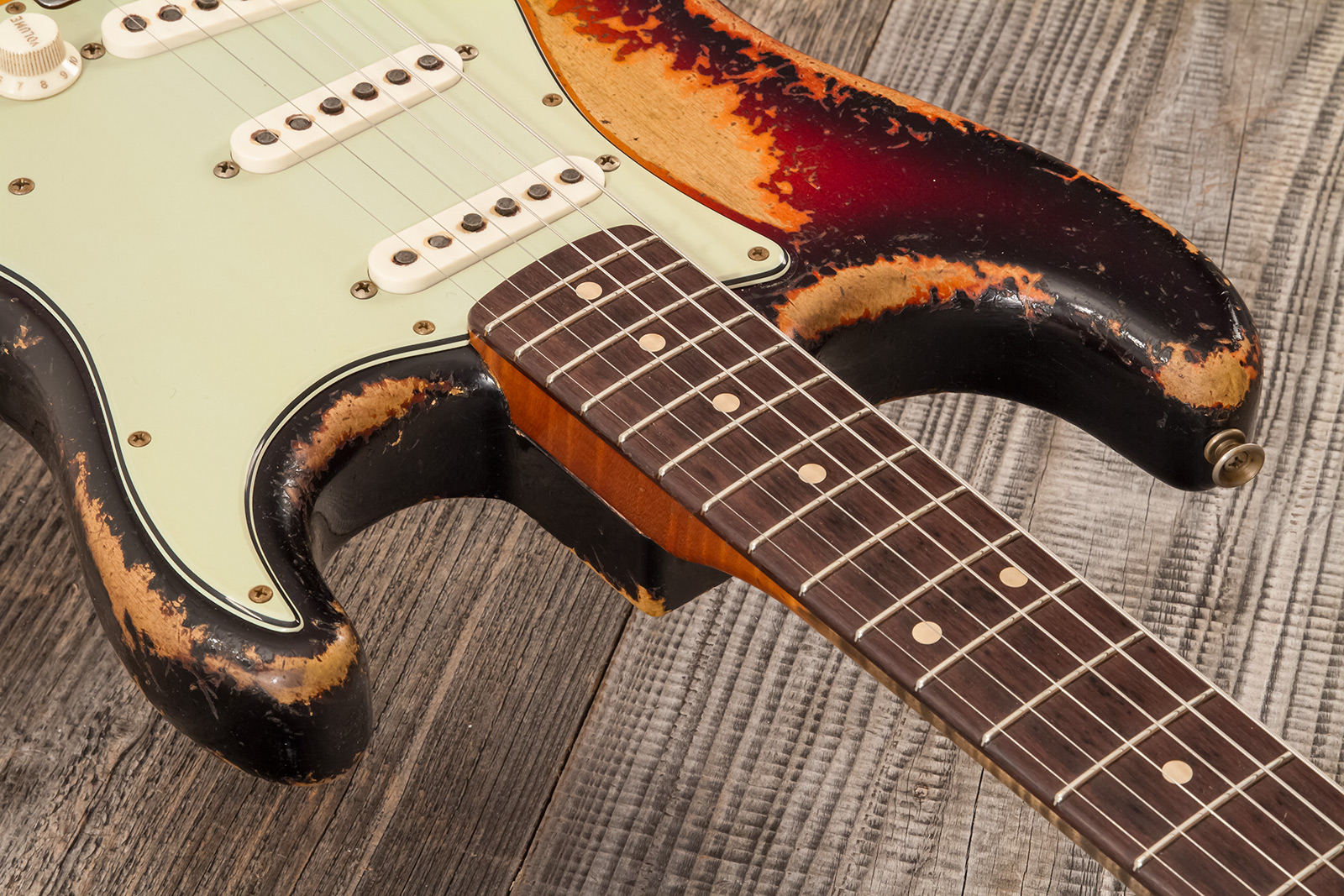 Fender Custom Shop Strat 1961 Masterbuilt D.wilson 3s Trem Rw #cz552177 - Heavy Relic 3-color Sunburst - Guitarra eléctrica con forma de str. - Variat