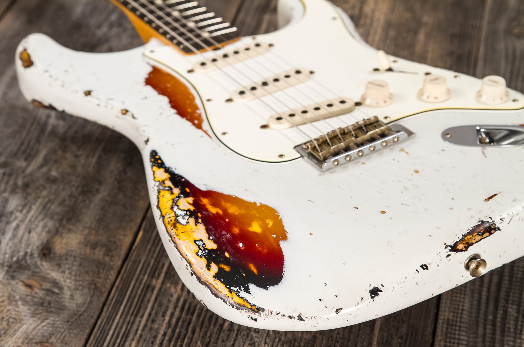 Fender Custom Shop Strat 1963 Masterbuilt K.mcmillin Bla #r117544 - Ultimate Relic Olympic White/3-color Sunburst - Guitarra eléctrica con forma de st