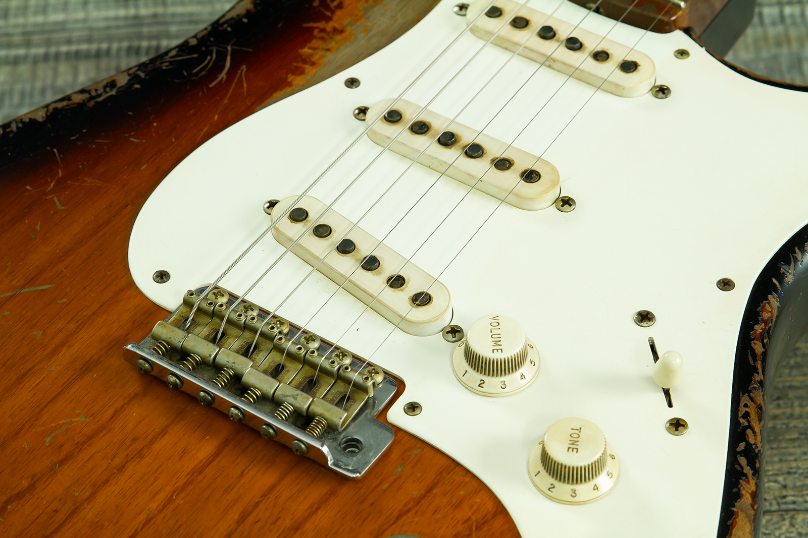 Fender Custom Shop Strat 50s Mb A.macnutt 3s Trem Rw #r132343 - Heavy Relic 2-color Sunburst - Guitarra eléctrica con forma de str. - Variation 4