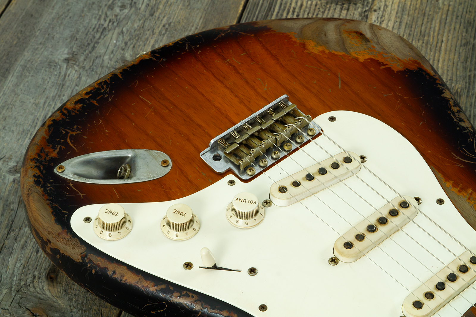 Fender Custom Shop Strat 50s Mb A.macnutt 3s Trem Rw #r132343 - Heavy Relic 2-color Sunburst - Guitarra eléctrica con forma de str. - Variation 6