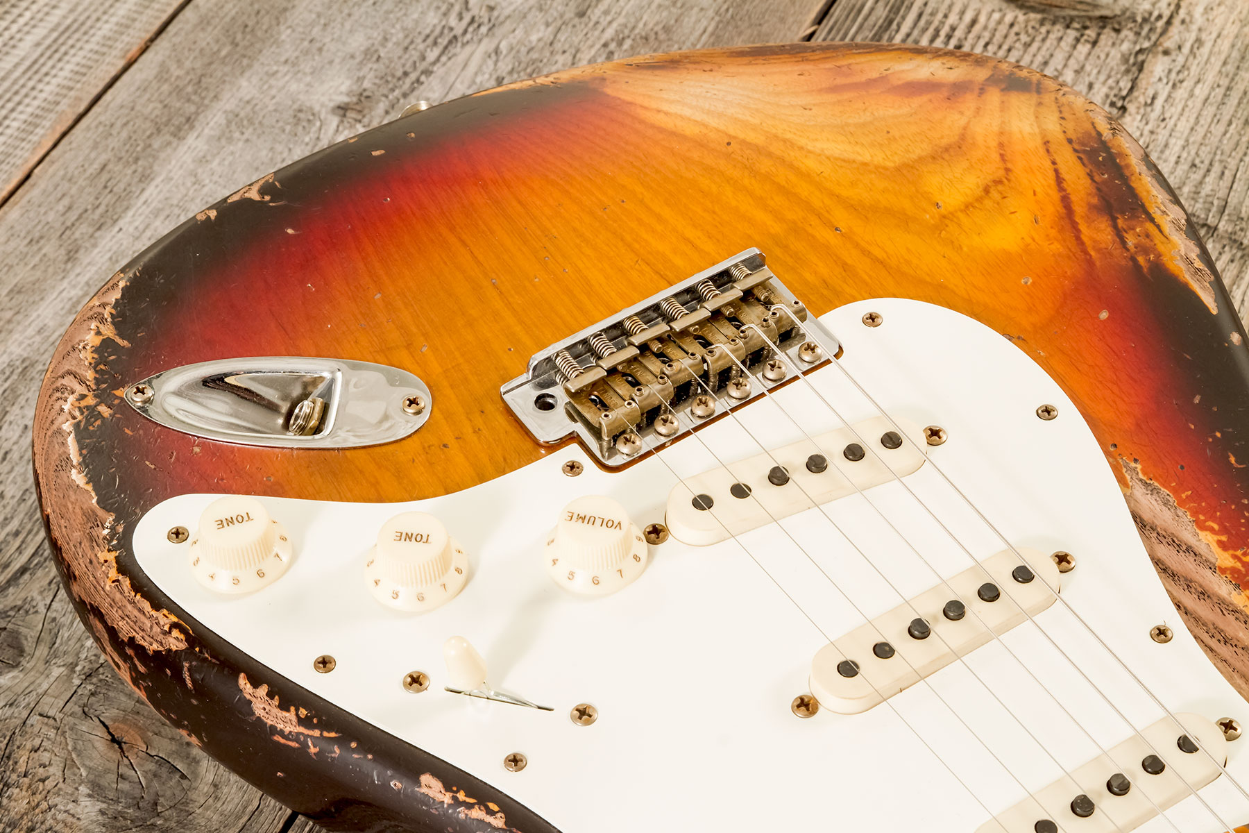 Fender Custom Shop Strat Red Hot 3s Trem Mn #cz580088 - Super Heavy Relic 3-color Sunburst - Guitarra eléctrica con forma de str. - Variation 3