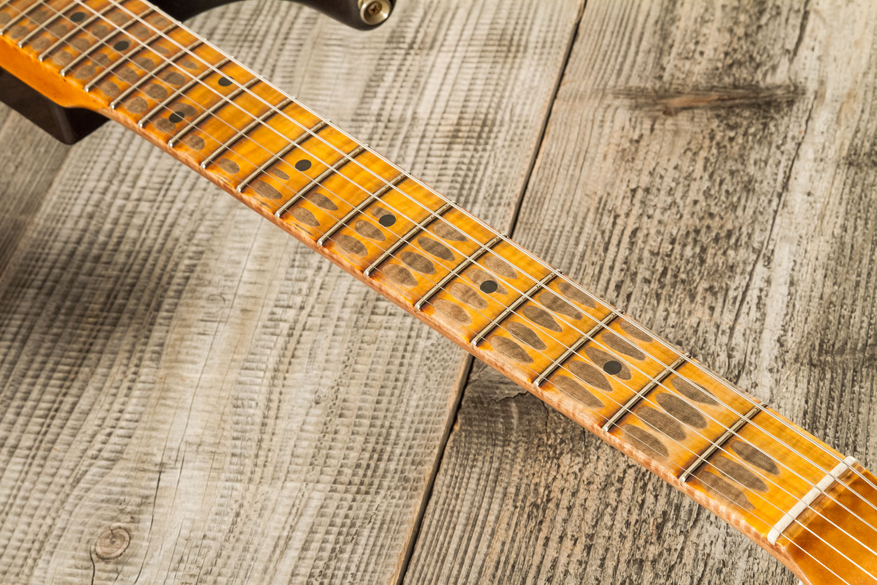 Fender Custom Shop Strat Red Hot 3s Trem Mn #cz580088 - Super Heavy Relic 3-color Sunburst - Guitarra eléctrica con forma de str. - Variation 5