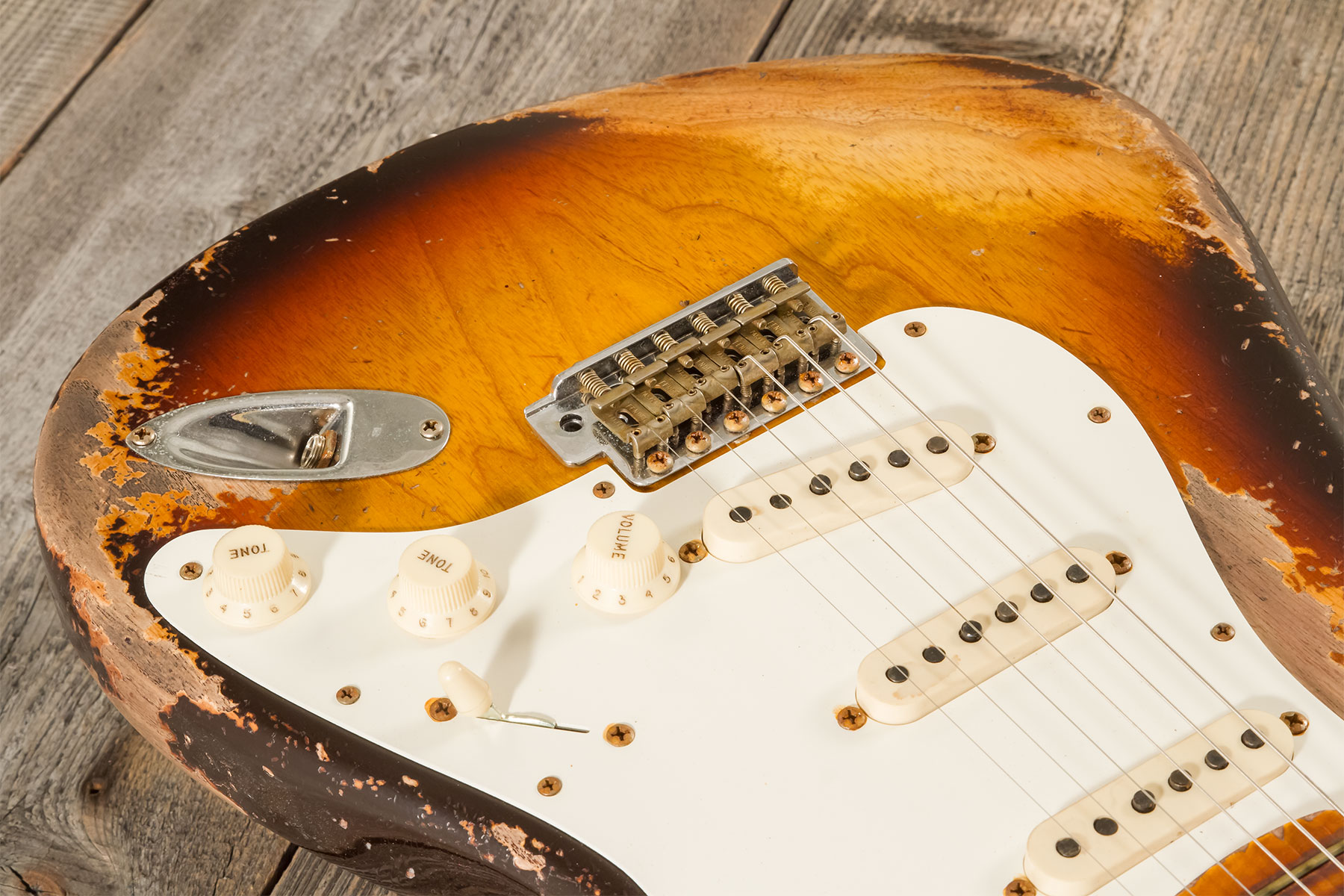 Fender Custom Shop Strat Red Hot 3s Trem Mn #cz580650 - Super Heavy Relic Chocolate 3-color Sunburst - Guitarra eléctrica con forma de str. - Variatio