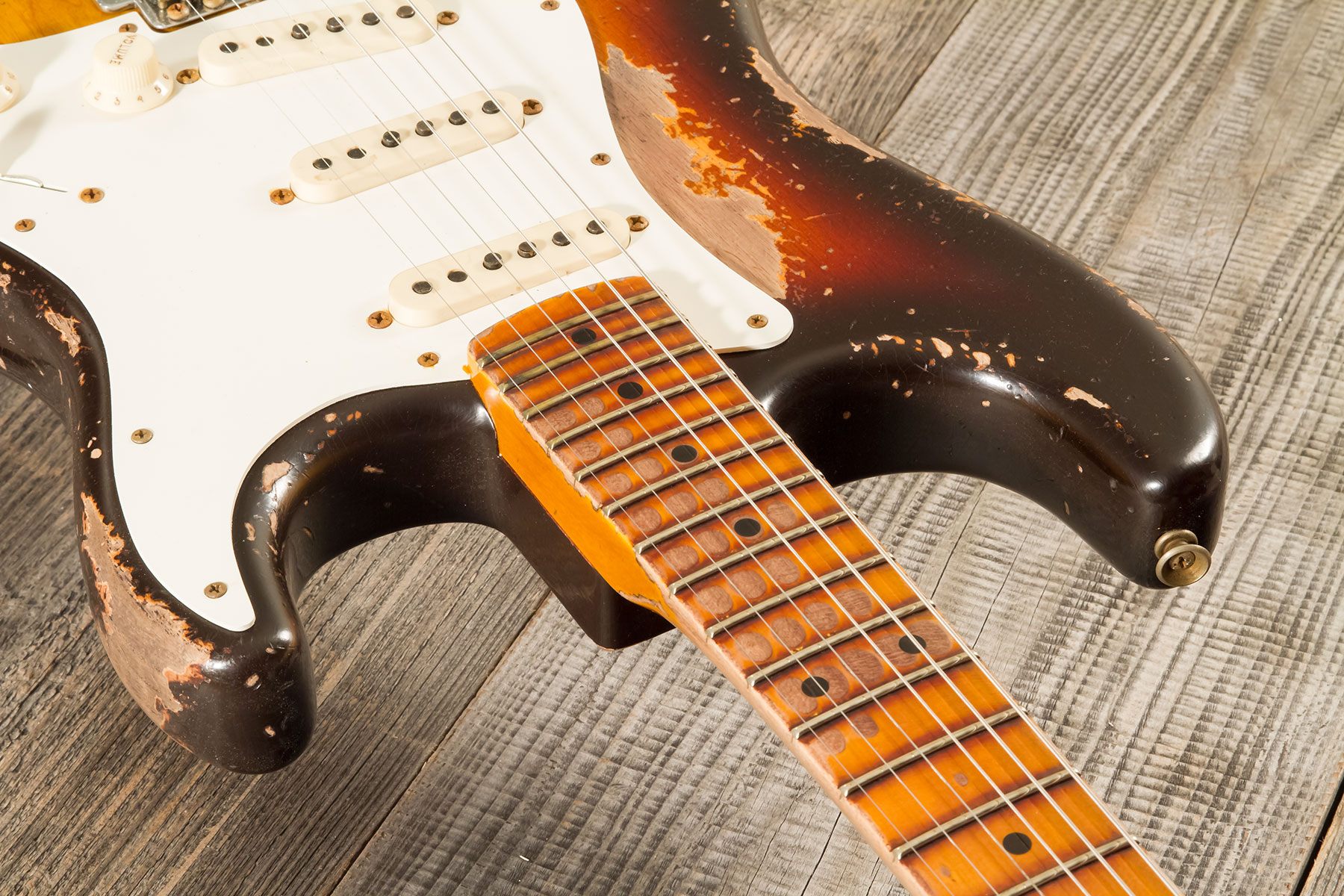 Fender Custom Shop Strat Red Hot 3s Trem Mn #cz580650 - Super Heavy Relic Chocolate 3-color Sunburst - Guitarra eléctrica con forma de str. - Variatio