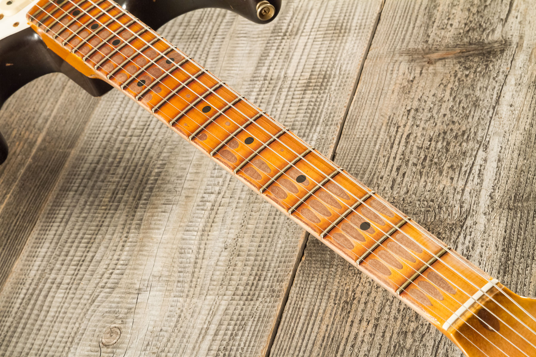 Fender Custom Shop Strat Red Hot 3s Trem Mn #cz580650 - Super Heavy Relic Chocolate 3-color Sunburst - Guitarra eléctrica con forma de str. - Variatio