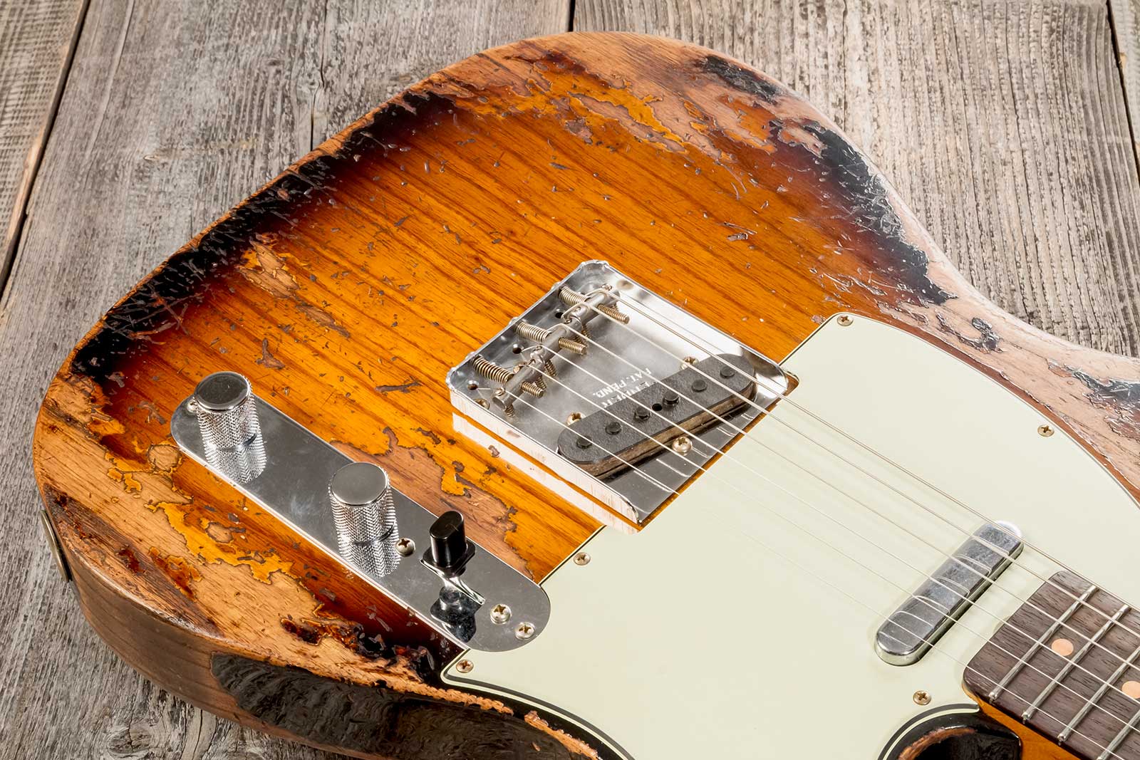 Fender Custom Shop Tele 1963 2s Ht Rw #r136206 - Super Heavy Relic 2-color Sunburst - Guitarra eléctrica con forma de tel - Variation 3