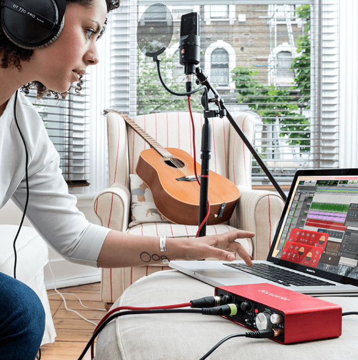 Focusrite Scarlett2 2i2 - Interface de audio USB - Variation 6