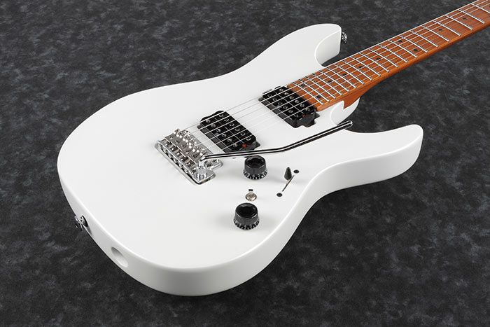 Ibanez Az2402 Pwf Prestige Jap Hh Trem Mn - Pearl White Flat - Guitarra eléctrica con forma de str. - Variation 2