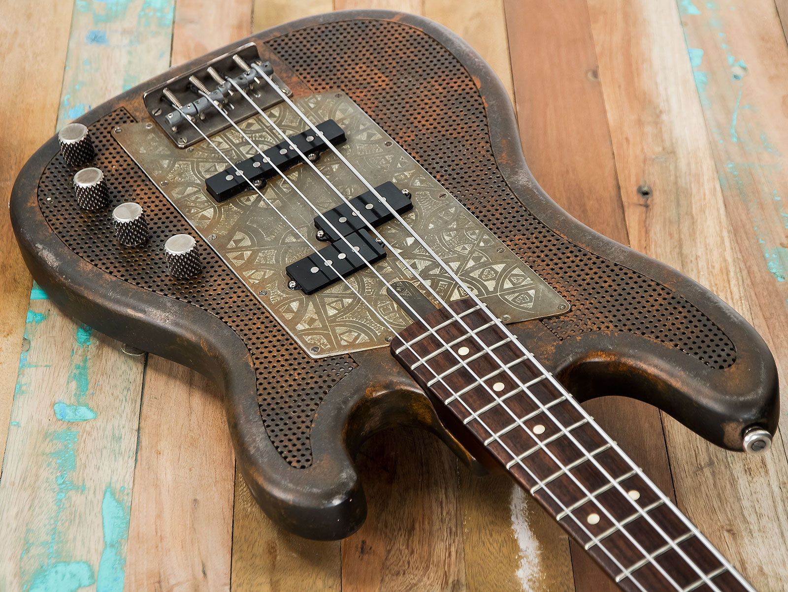 James Trussart Steelcaster Bass Perforated Active Pf #19045 - Rust O Matic African Engraved - Bajo eléctrico de cuerpo sólido - Variation 2