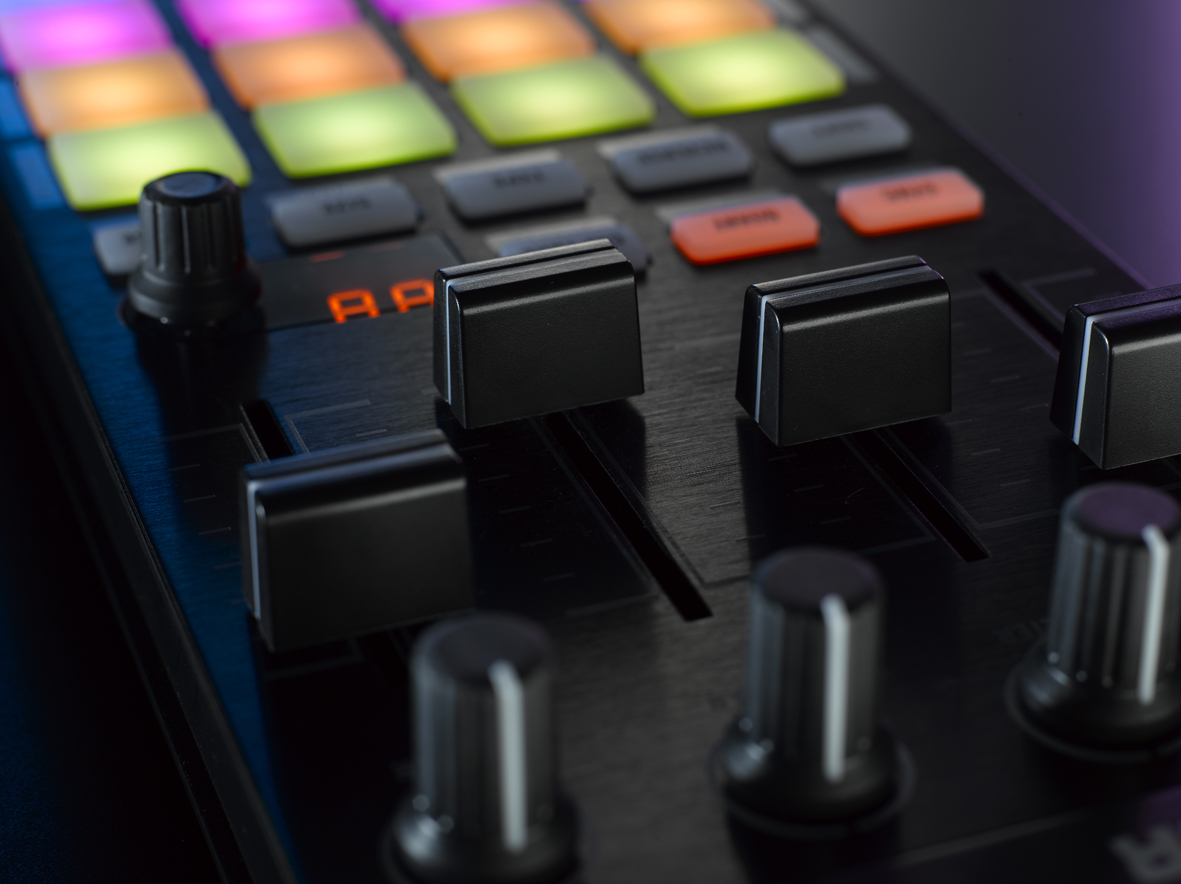 Native Instruments Traktor Kontrol F1 - Contrôleur DJ USB