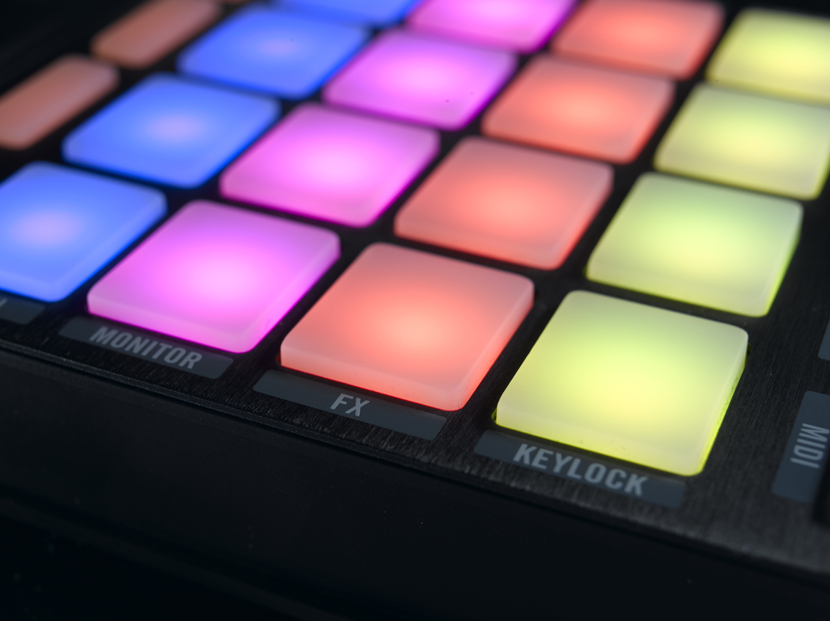 Native Instruments Traktor Kontrol F1, Contrôleur DJ