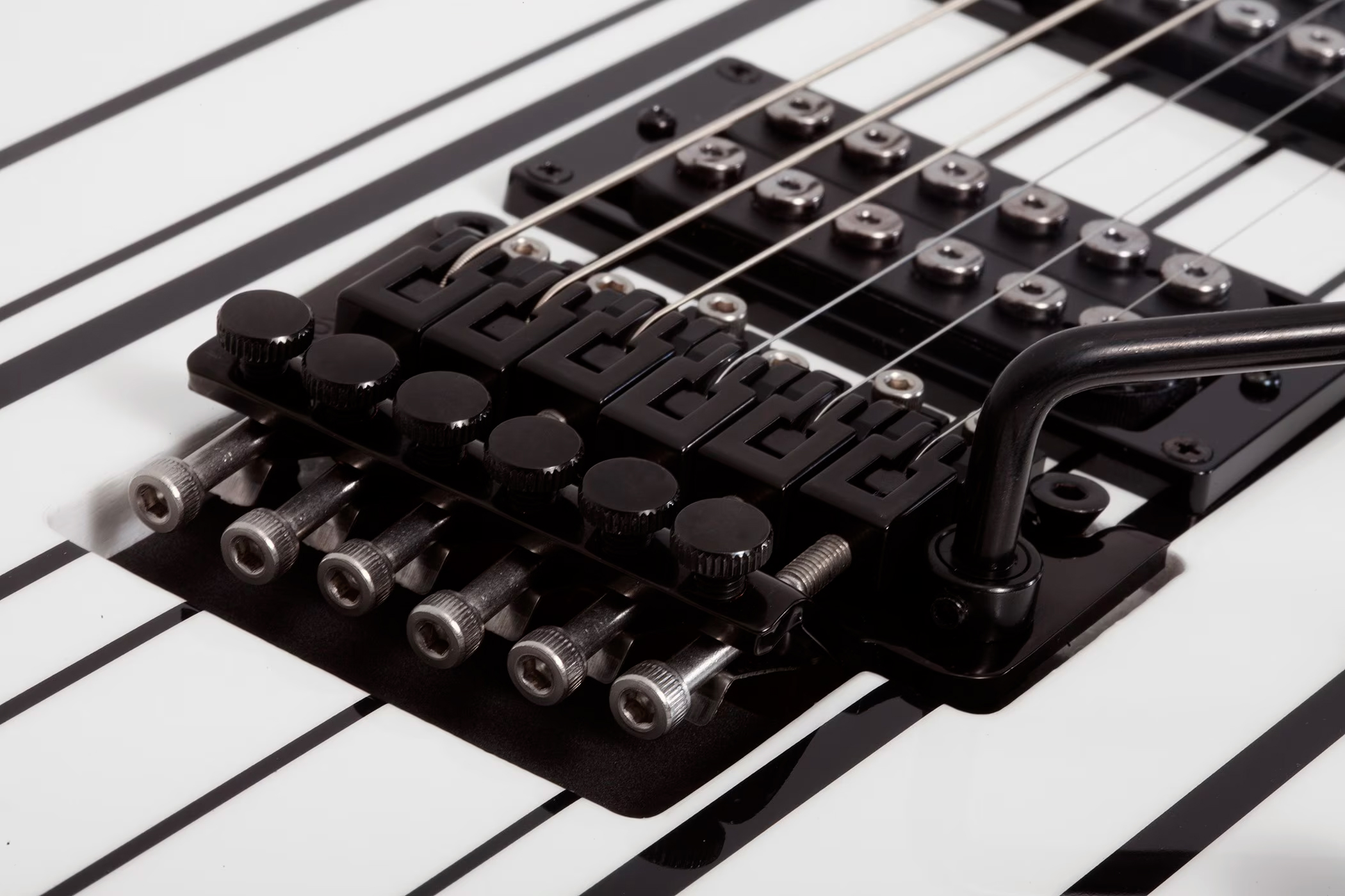 Schecter Synyster Standard Signature 2h Fr Eb - Gloss White With Black Pinstripes - Guitarra eléctrica de autor - Variation 2