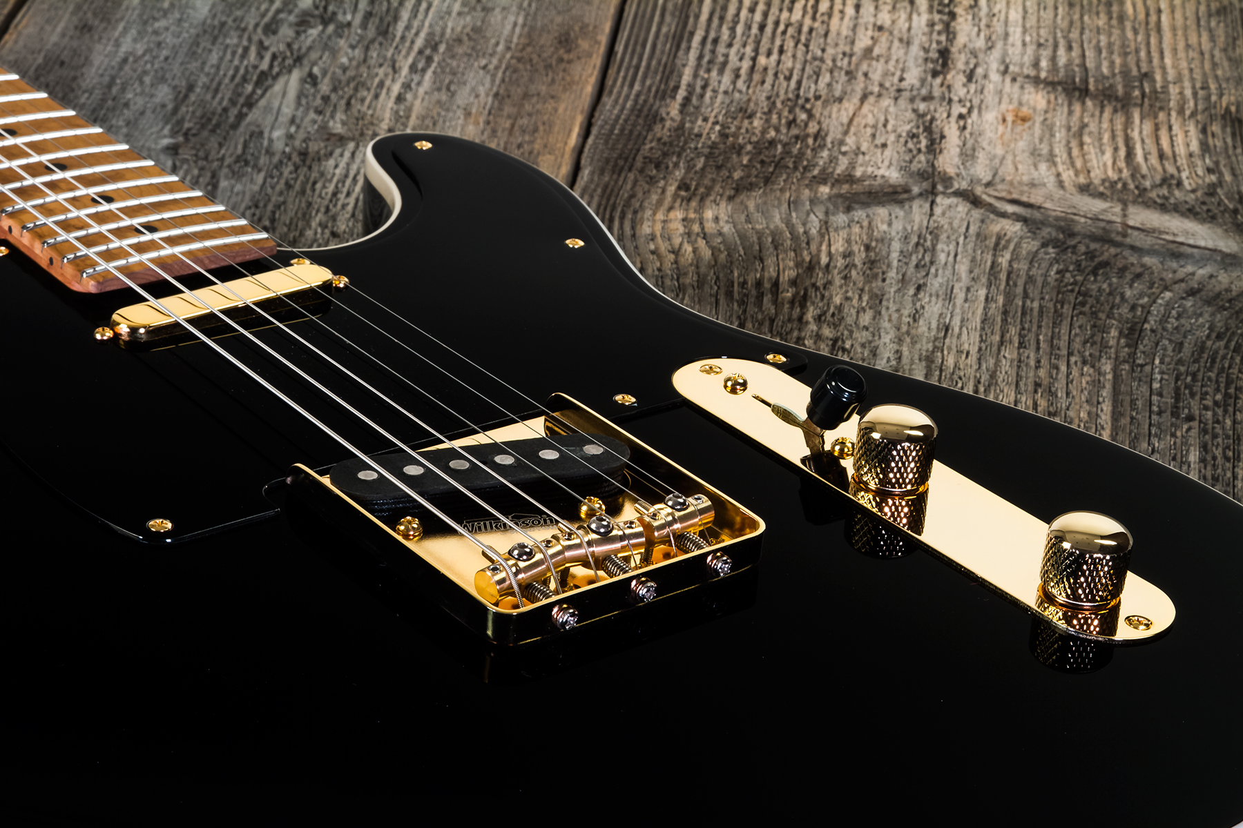 Suhr Mateus Asato Classic 01-sig-0030 Signature 2s  Ht Mn #67809 - Black - Guitarra eléctrica con forma de tel - Variation 4